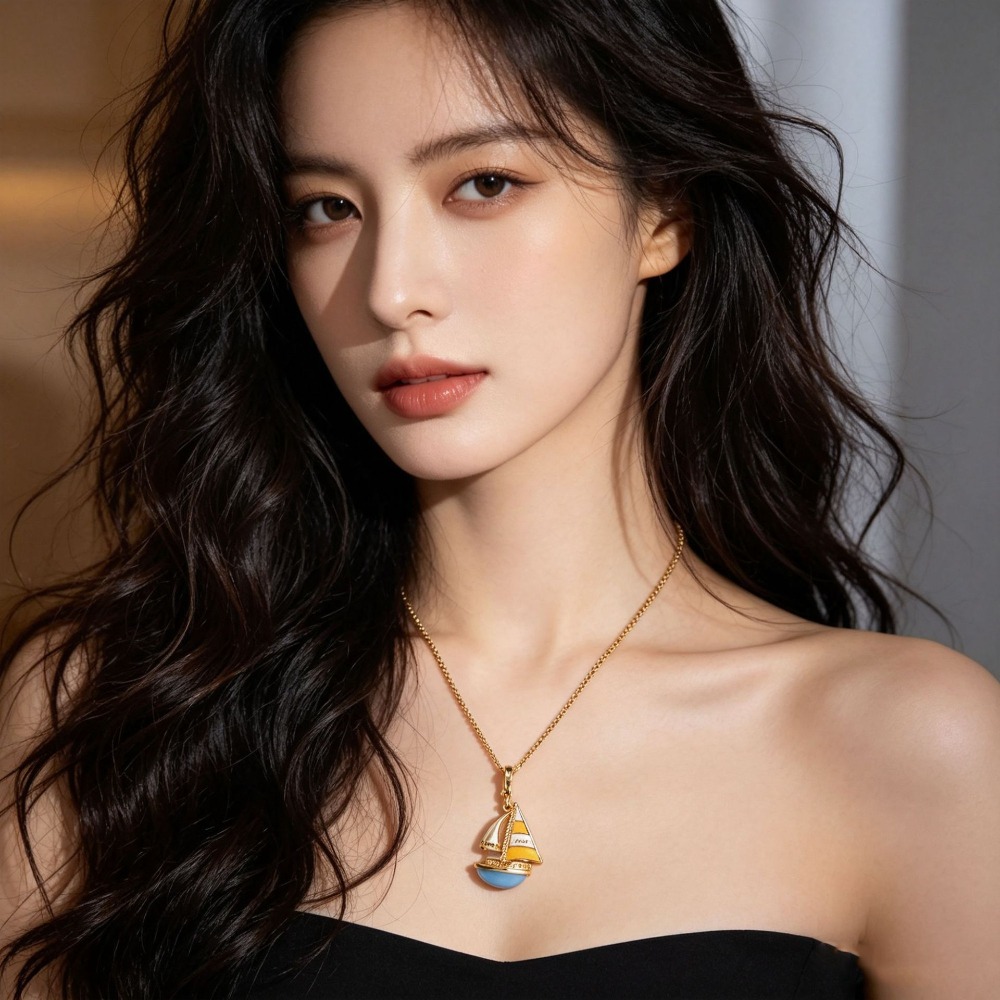 Initial Letter Necklace 18K Gold - Collier élégant avec pendentif bateau à
